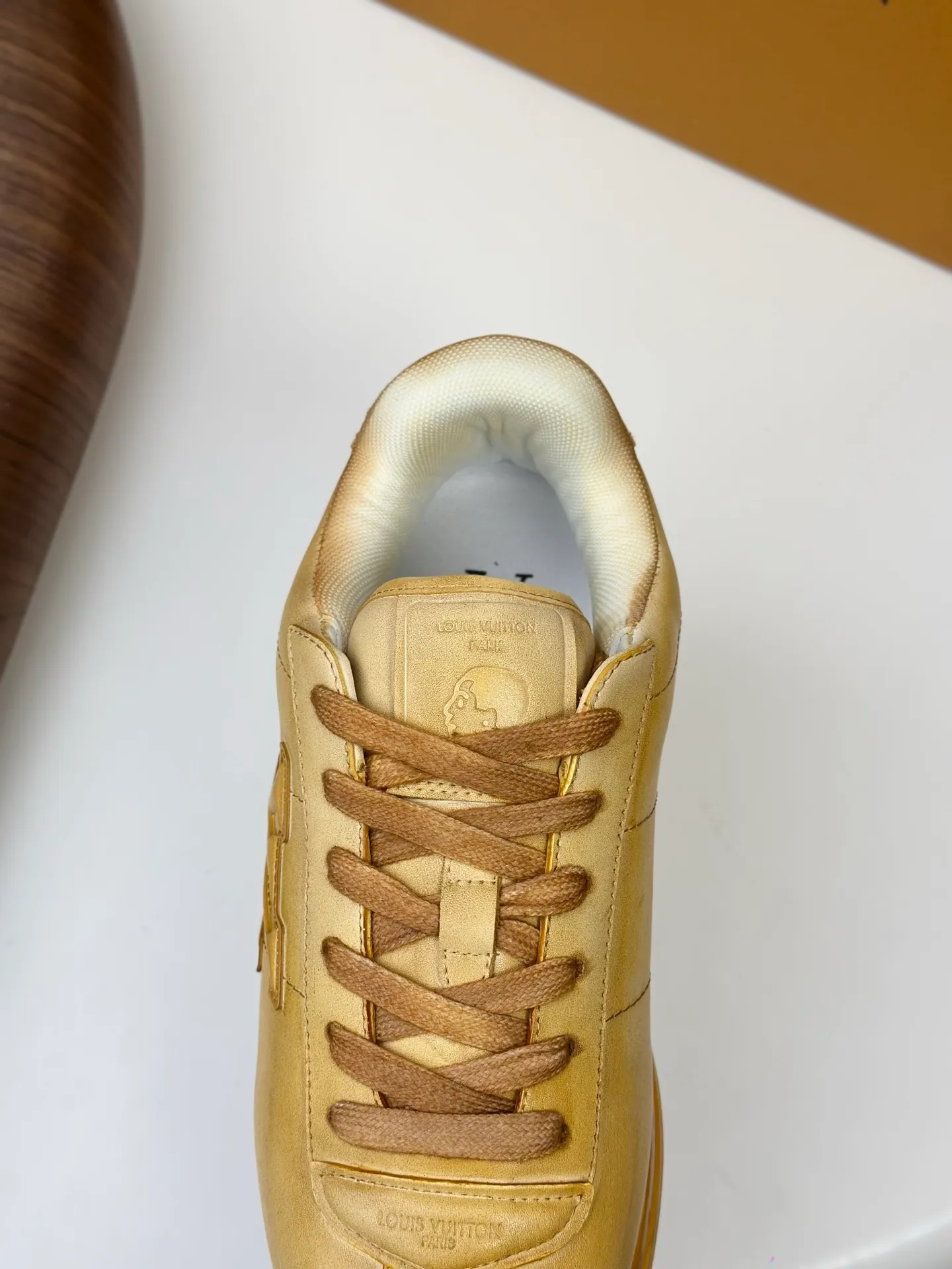 💰800💰Full package💰Top version Washed LV-Louis Vuitton-Classic catwalk new style 1:1 developed replica of the original version! ! The upper foot is very comfortable. It is made of luxurious materials, washed with fine workmanship, and the midsole is printed with English letters "Made in Europe." The upper is made of calfskin imported from Italy. The side is decorated with the brand's LOGO and signature. The latest latex foot pads and mesh lining make the foot feel super comfortable. The original two-color TPU combination outsole is specially provided by the original factory. Bag technology Goodyear stitched edges Fabric: Exclusive custom first-layer cowhide Accessories: Exclusive private model Vuitton logo, lining: Customized silk mesh lining - first-layer silk cowhide lining Outsole: TPU combination outsole wear-resistant, non-slip and anti-yellowing Foot pads: new latex pads-mesh sweat-absorbent Counter technology: fully computerized sewing machine wire drawing Toe box back cover Hot and cold shaping Full set of pull-top last with medium and low logo pattern Counter packaging - Shoelaces, certificates, cards, instructions, certificates of quality, dust bags, the most comprehensive packaging on the Internet, men's sizes 39-44 (38/45 custom-made, non-refundable!
